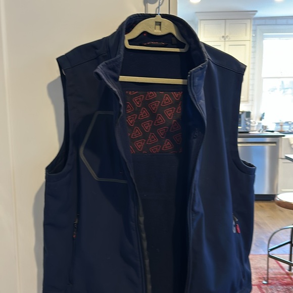 Gerbing Gyde Navy Men’s Heated Vest size Large
No Batteries included - Picture 3 of 4